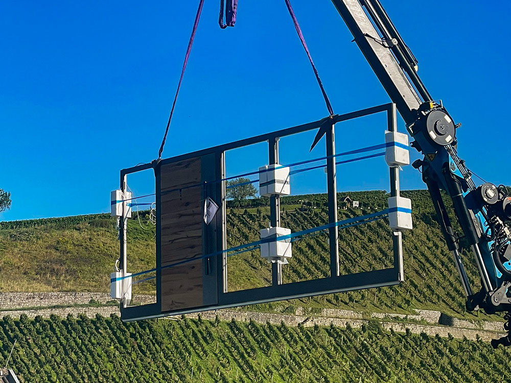 Haustür schwebt über den Weinbergen der Bergstraße